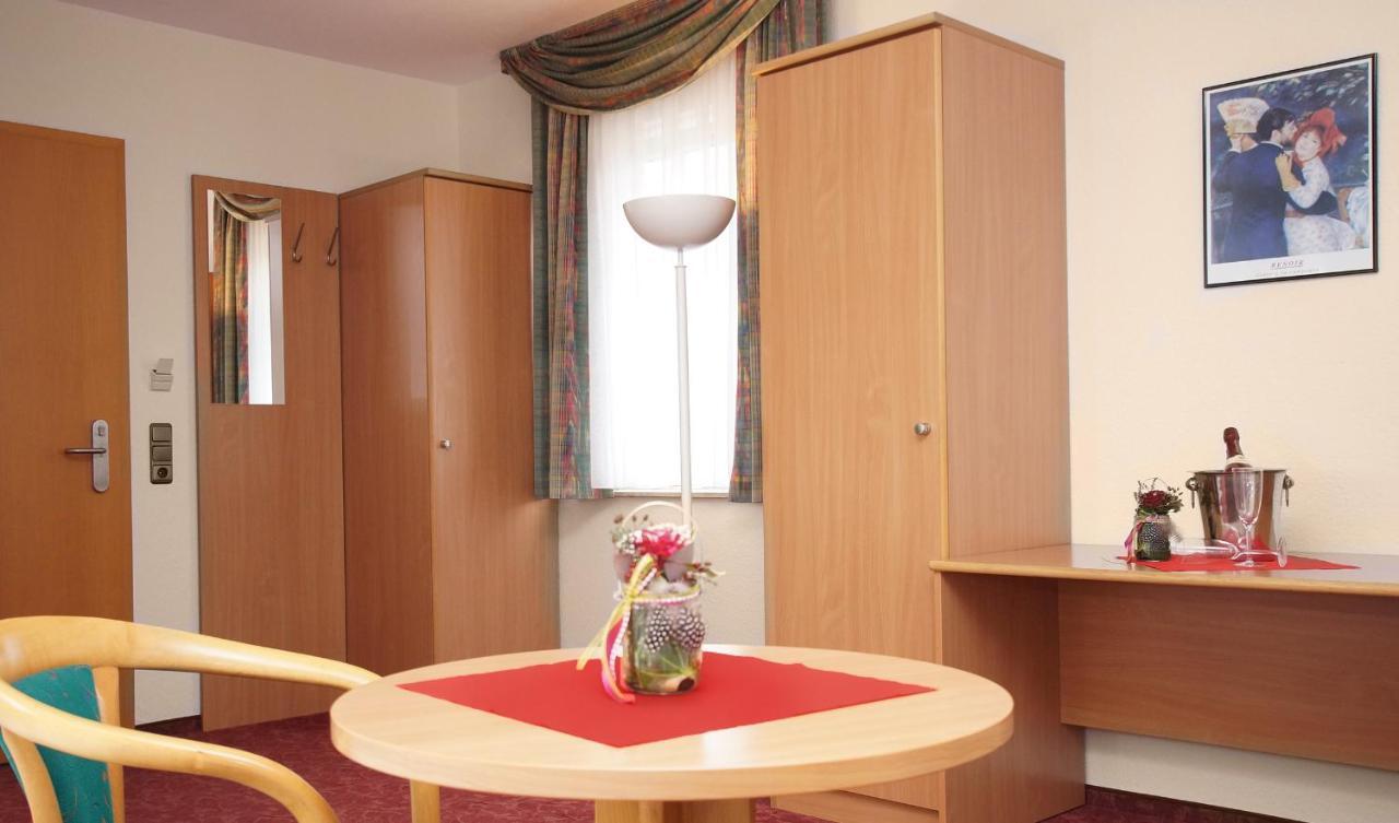 Hotel & Restaurant "Zur Linde" Spergau Екстериор снимка
